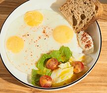 Глазунья с творожным сыром, томатами и миксом салата