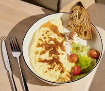 Омлет с томатами, творожным сыром и зеленью