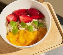 Овсяная каша с манго и клубникой