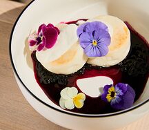 Сырники со сметаной и черничным вареньем