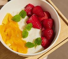 Рисовая каша с манго и клубникой