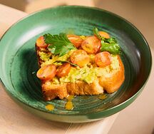 Бриошь с мятым авокадо и черри