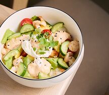 Салат с авокадо и креветками