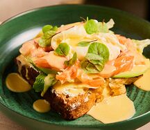 Бриошь с лососем и яйцом Бенедикт