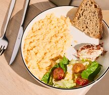 Скрембл с томатами, творожным сыром и зеленью