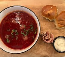 Борщ с черным хлебом и салом