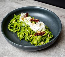 Феттуччине со шпинатом, вялеными томатами, страчателлой и соусом песто