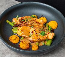 Жареный лосось с хрустящей спаржей и муссом из пряной моркови 