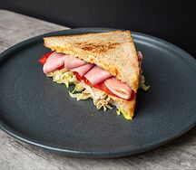 Сэндвич с ветчиной и устричным айоли 