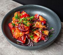 Грузинский салат с томатами и жареной печенью