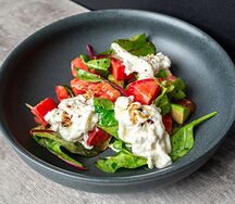 Салат с бурратой, томатами и авокадо
