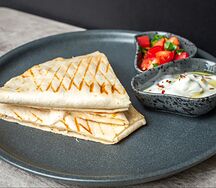 Кесадилья с индейкой и тремя видами сыра