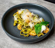 Феттуччине с лососем в сливочно-базиликовом соусе