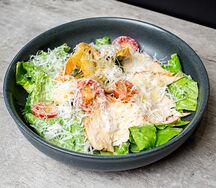 Салат Цезарь с курицей