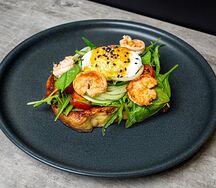 Френч-тост с креветками и рукколой