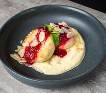 Сырники с цитрусовым крем-фрешем, миндалем и вареньем из малины