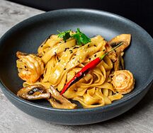 Тальятелле с креветками в соусе том ям