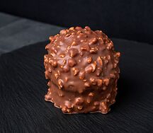 Кекс с арахисом и карамелью