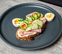 Модный бутерброд с ветчиной