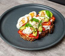 Модный бутерброд с томатами, авокадо и бурратой