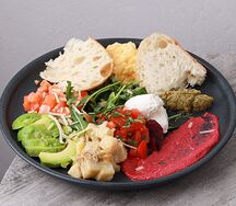 Завтрак Хаса Ви с лососем и авокадо