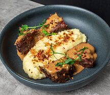 Говяжьи томленые щёчки с пюре из белых овощей