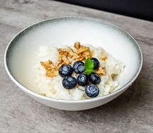 Рисовая каша на кокосовом молоке с ягодами и орехами