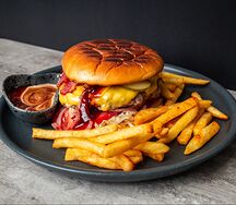 Хасбургер с говяжьей котлетой, беконом и сыром чеддер Хасбургер