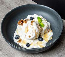 Сырники с йогуртом, орехами и медом