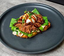 Френч-тост с рваной говядиной в соусе барбекю