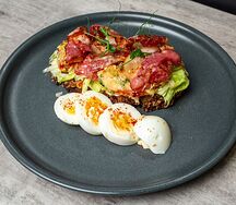 Модный бутерброд с беконом и соусом ремулад