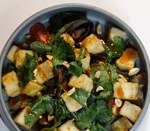 Салат с хрустящими баклажанами и страчателлой