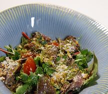 Салат с ростбифом, хрустящими баклажанами и эспумой цезарь-унаги