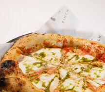 Пицца Маргарита с соусом песто