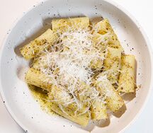 Паста Ригатони с базиликом, фисташкой и пармезаном