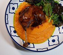 Утиная ножка в соусе с пюре из батата 