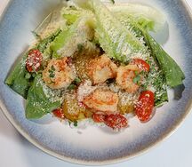 Салат с креветкой и листьями романо