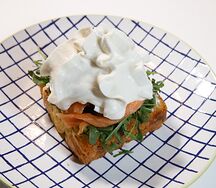 Бриошь с лососем и муссом пармезан