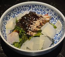 Салат с угрем в азиатском стиле