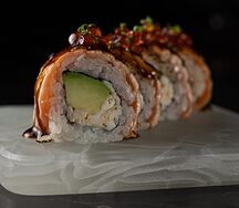 Ролл с крабом и карамельным лососем