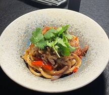 Удон с рваной уткой и овощами 