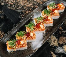 Осидзуси с опалённым лососем и красной икрой