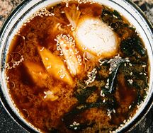 Мисо-суп с крабом и яйцом пашот