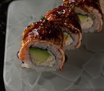 Ролл с крабом и карамельным лососем