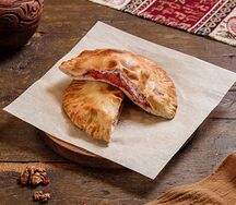 Бораки с томатами и сырным кремом