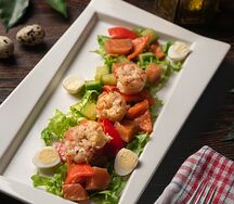 Салат с семгой и креветками