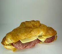 Круассан с салями