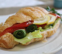 Сэндвич на круассане с тунцом