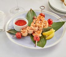 Креветки на шпажке в чили-соусе