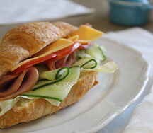 Сэндвич на круассане Капрезе